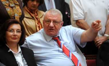 Shesheli përsëri skandaloz, kësaj radhe shanë me nënë edhe deputetët e Kuvendit të Serbisë (Video)