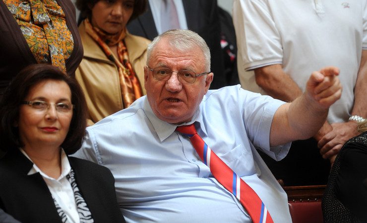 Shesheli përsëri skandaloz, kësaj radhe shanë me nënë edhe deputetët e Kuvendit të Serbisë (Video)