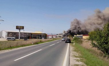 Zjarri përfshin një dyqan mobiljesh në magjistralen Strumicë-Radovish (Foto)
