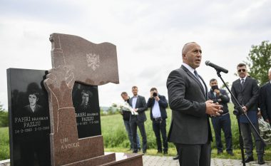 Haradinaj homazhe te lapidari i heronjve të Kosovës, Fahri dhe Bahri Fazliu