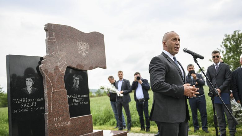 Haradinaj homazhe te lapidari i heronjve të Kosovës, Fahri dhe Bahri Fazliu