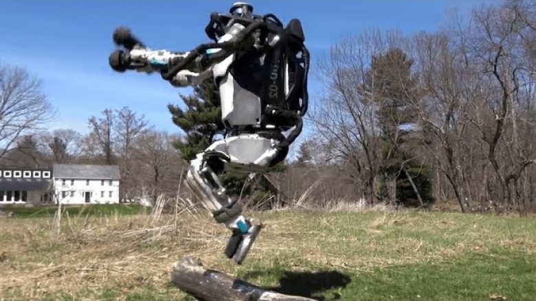 Atlasi, roboti që vrapon dhe kapërcen pengesat sikurse njeriu (Video)
