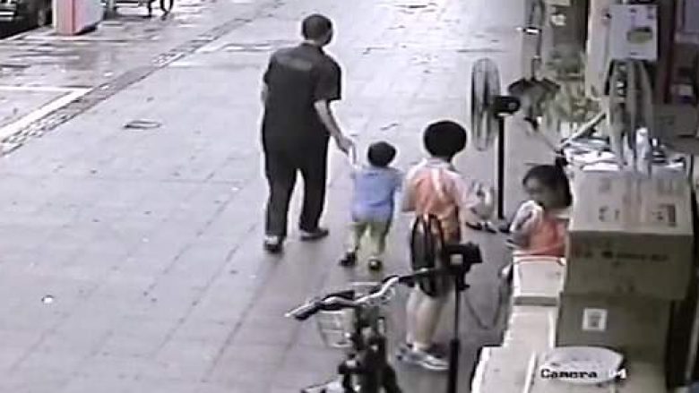Burri tenton ta rrëmbejë 3-vjeçarin, në momentet e fundit e shpëton vëllai i madh (Video)