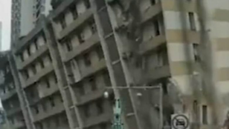 Shembja e ndërtesës nuk shkoi sipas planit, ra në anën e kundërt duke ua rrezikuar jetën qytetarëve (Video)