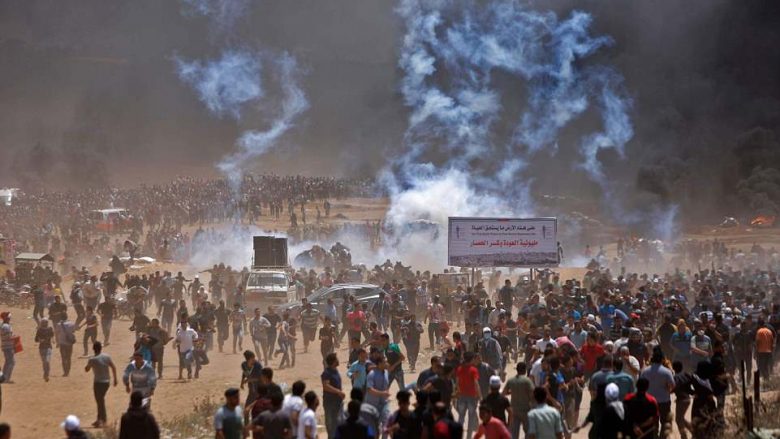 Mbi 50 protestues palestinezë të vrarë dhe qindra të plagosur në Gazë – ushtria izraelite përdor dronë për të hedhur gaz lotsjellës (Foto/Video, +16)