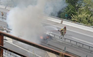 Edhe një person mbytet me Tesla, vetura digjet tërësisht