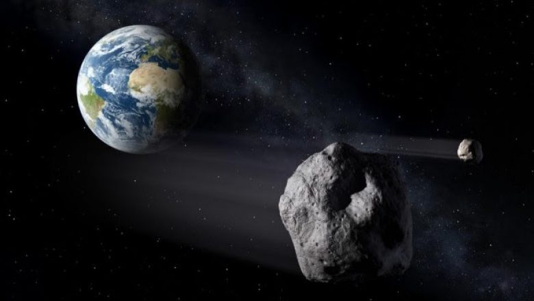 I madh sa një piramidë, asteroidi i humbur kalon skaj Tokës