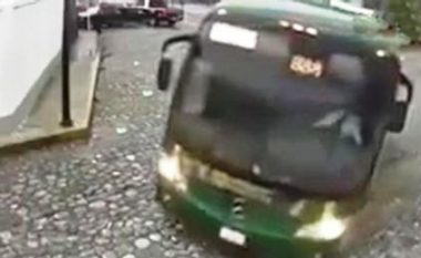 E shtyp me rrotat e majta të autobusit, gruaja ngritet në këmbë sikur të mos kishte ndodhur asgjë e keqe (Video, +18)