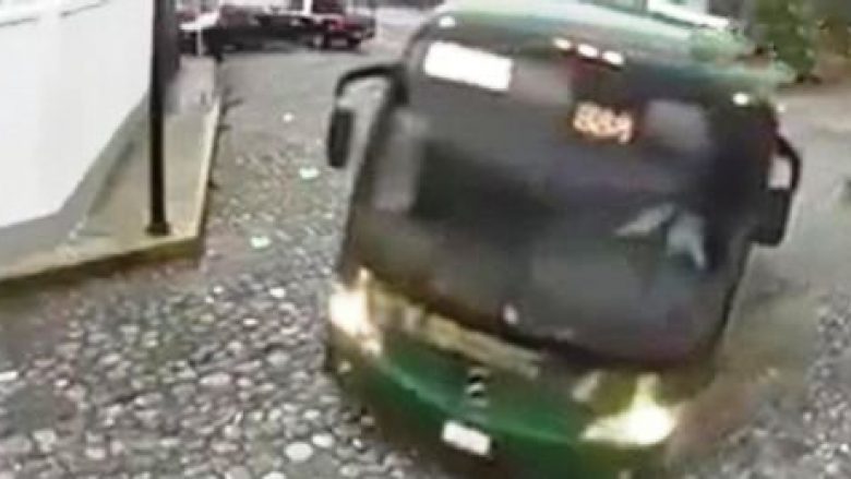 E shtyp me rrotat e majta të autobusit, gruaja ngritet në këmbë sikur të mos kishte ndodhur asgjë e keqe (Video, +18)
