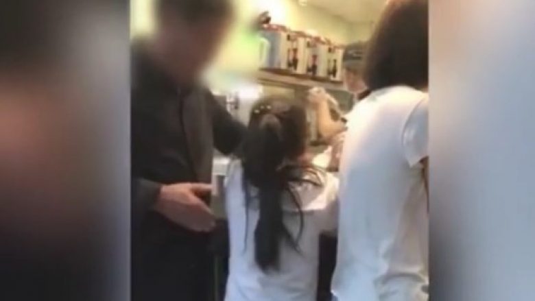 Gjyshi rrah mbesën në dyqan vetëm pse nuk priti në radhë që të paguaj pijen (Video, +16)