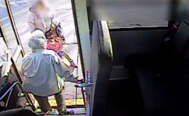 Kamerat e sigurisë filmojnë shoferen duke keqtrajtuar 8-vjeçaren me autizëm, qante dhe e luste të ndal autobusin (Video)