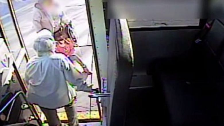 Kamerat e sigurisë filmojnë shoferen duke keqtrajtuar 8-vjeçaren me autizëm, qante dhe e luste të ndal autobusin (Video)