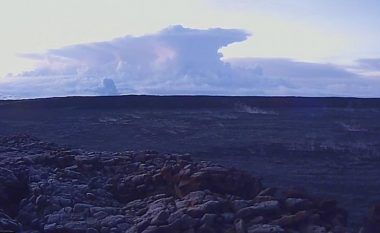 Shpërthimi i vullkanit në Havai, shkaktoi re të zeza tymi dhe hiri në një lartësi mbi 9 mijë metra (Foto/Video)