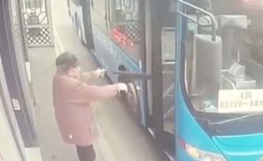 Nuk arrin të futet brenda autobusit para se t’i mbyll dyert shoferi, plakut i ngec ombrella brenda dhe tërhiqet zvarrë – fatmirësisht shpëton (Video, +16)