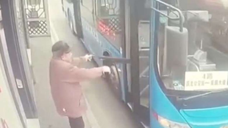 Nuk arrin të futet brenda autobusit para se t’i mbyll dyert shoferi, plakut i ngec ombrella brenda dhe tërhiqet zvarrë – fatmirësisht shpëton (Video, +16)