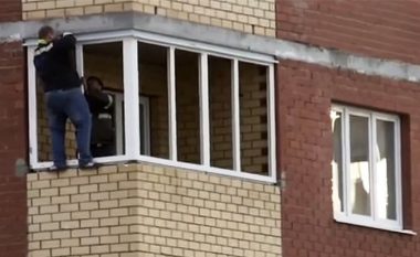 Qëndroi i varur në katin e 12-të të ndërtesës pa pajisje mbrojtëse, për t’i vendosur dritaret e reja (Video)