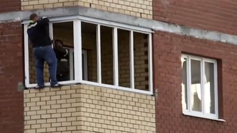 Qëndroi i varur në katin e 12-të të ndërtesës pa pajisje mbrojtëse, për t’i vendosur dritaret e reja (Video)