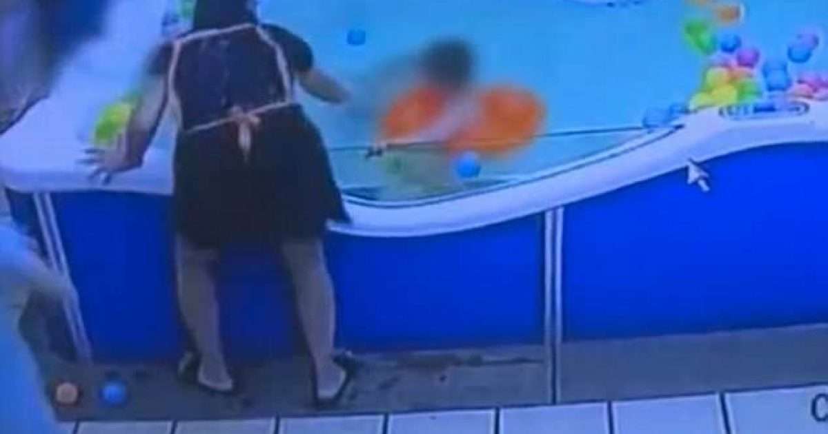 В тайланде утонула в бассейне. Ребенок утонул в бассейне. Обкакался в бассейне.