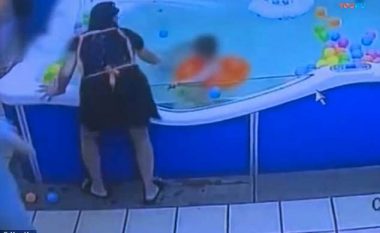Foshnja 7-muajshe për pak sa nuk mbytet, i rrokulliset goma që e kishte në bel – stafi i pishinës në sekondat e fundit e nxjerrin nga uji (Video)