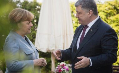 ​Merkel e informoi Poroshenkon për vizitën në Rusi