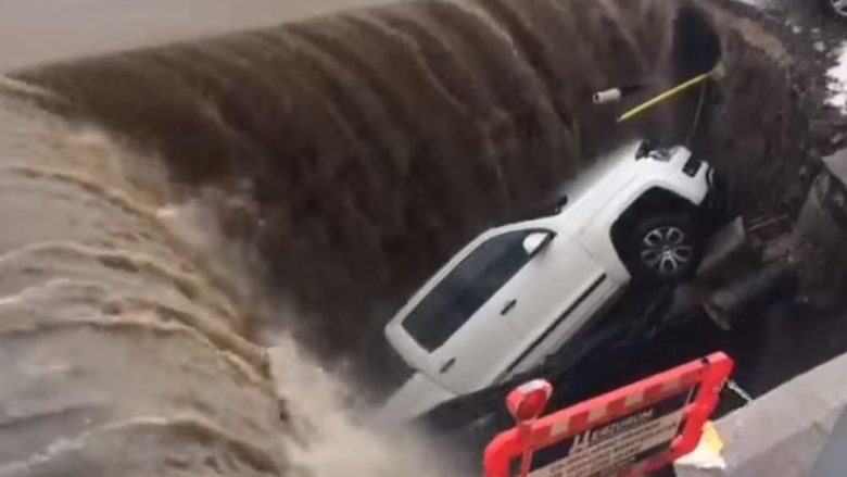 Pamje rrëqethëse nga Turqia: Shirat e rrëmbyeshëm dhe vërshimet, hapin gropa gjigante në qytet që po përpijnë veturat (Video)