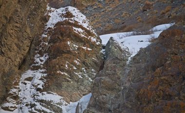 Ekspertë të kamuflimit, a mund t’i gjeni leopardët e rrallë të borës në kodrën shkëmbore? (Foto)