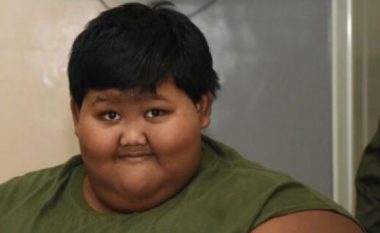 Si 10-vjeçar kishte fituar epitetin e "djaloshit më të trashë në botë", pas dy viteve ka arritur të humb gjysmën e peshës trupore (Foto)