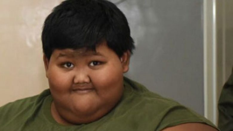 Si 10-vjeçar kishte fituar epitetin e “djaloshit më të trashë në botë”, pas dy viteve ka arritur të humb gjysmën e peshës trupore (Foto)