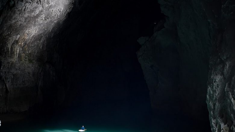 Shpella përrallore në Kinë, brenda të cilës mund të futen 4 piramida të Gizës dhe aeroplani Boeing 747 (Foto/Video)