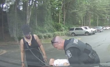 Polici ndalë veturën për t’ia shpëtuar jetën foshnjës që po ngufatej, kamera e sigurisë filmoi gjithçka (Video)