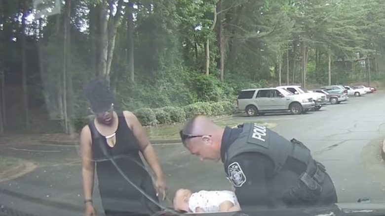 Polici ndalë veturën për t’ia shpëtuar jetën foshnjës që po ngufatej, kamera e sigurisë filmoi gjithçka (Video)