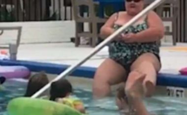 Në pishinën ku laheshin fëmijët dhe të rriturit, gruaja filmohet duke rruar këmbët (Video)