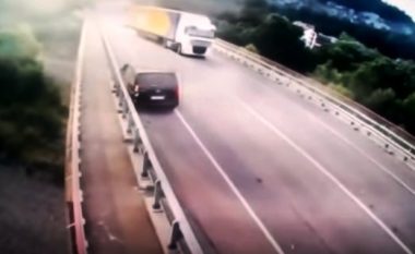 I shpëton aksidentit, shoferi del nga vetura dhe kërcen nga ura (Video, +18)