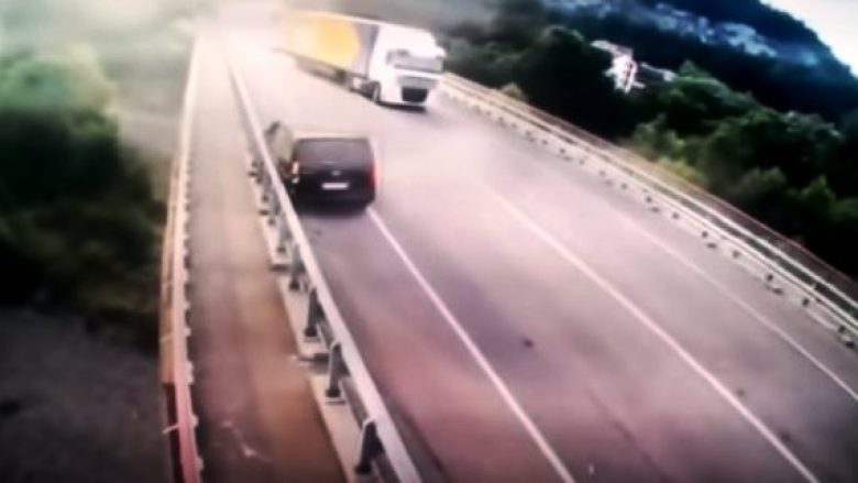 I shpëton aksidentit, shoferi del nga vetura dhe kërcen nga ura (Video, +18)