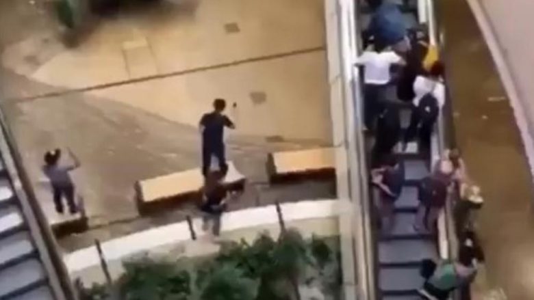 Si në skenat apokaliptike të filmave: Qendra tregtare vërshohet nga shirat e rrëmbyeshëm, qytetarët vrapojnë për t’i shpëtuar më të keqes (Video)