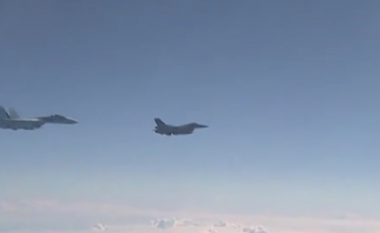 Aeroplani luftarak rus fluturon vetëm 6 metra larg aeroplanit spiun amerikan mbi Detin e Zi (Video)