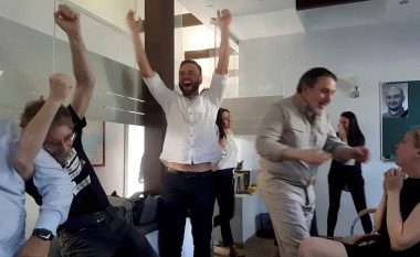 Gazetarët rusë gëzohen kur e kuptojnë që kolegu i tyre që mendonin se kishte vdekur, shfaqet shëndoshë e mirë (Foto/Video)