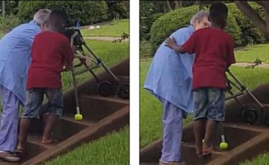 Veprimi i 8-vjeçarit i ka bërë të gjithë për vete, i kërkoi nënës ta ndalë veturën që ta ndihmon gruan e moshuar të ngjitet shkallëve (Video)