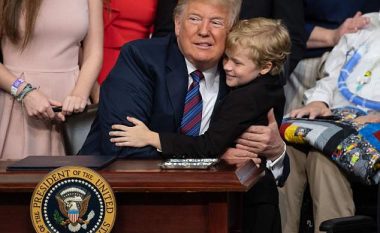 U mundua disa herë ta përqafojë presidentin, Trump ia realizon dëshirën 8-vjeçarit dhe i falë një stilolaps (Video)