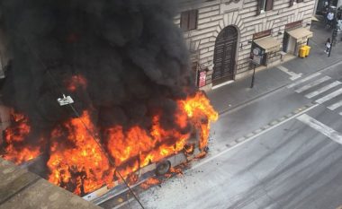 Shpërthen autobusi në qendër të Romës (Foto/Video)