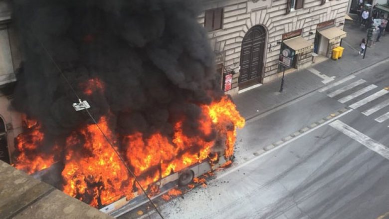 Shpërthen autobusi në qendër të Romës (Foto/Video)