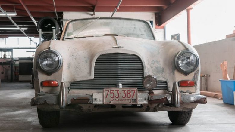 Aston Martin DB2/4 që për herë të fundit është vozitur në vitin 1977, shitet në ankand për 250 mijë funte (Foto)