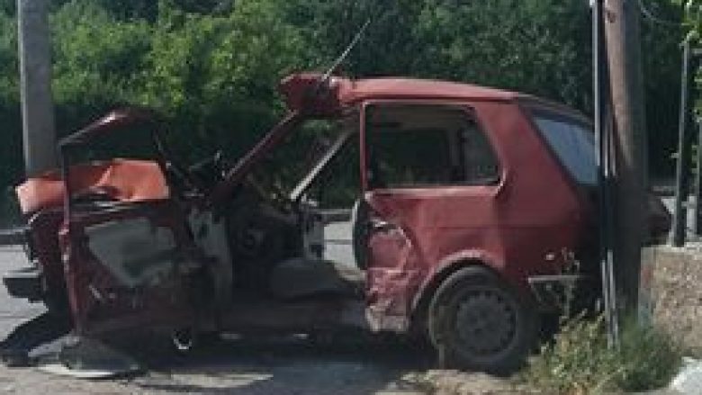 Makina përfundon në shtyllë elektrike, lëndohen dy persona në Shkup (Foto)
