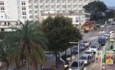 U shtri në mes të rrugës duke tentuar të tallet me shoferët, rrihet brutalisht turisti britanik në Ibiza (Video, +18)
