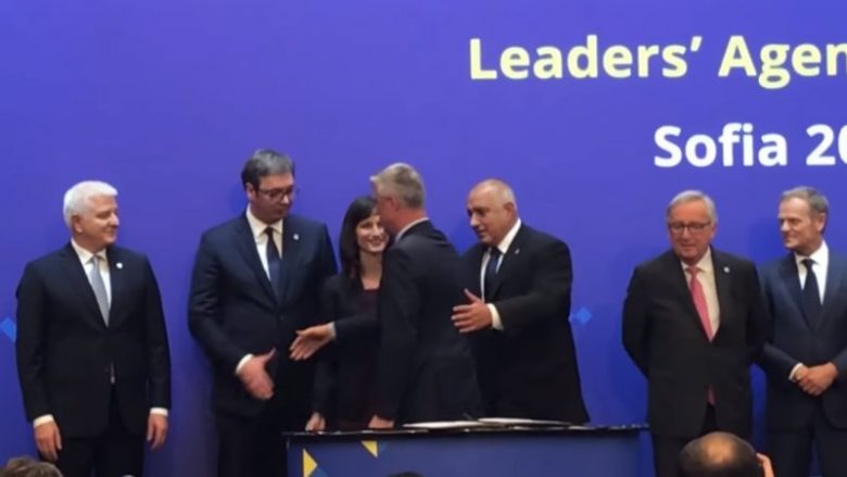 Thaçi e Vuçiq shtrëngojnë duart me ‘zor’ në Samitin e Sofjes (Video)
