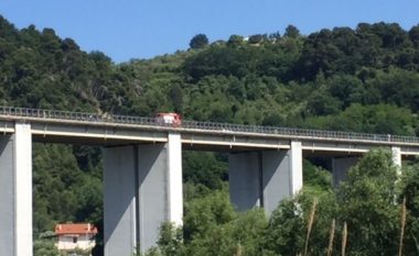 Babai hedh vajzën nga një urë në një autostradë të Italisë, pastaj edhe veten – pak orë pasi gruaja e tij ishte hedhur nga ballkoni i banesës (Foto)