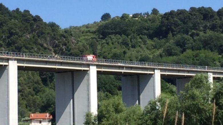 Babai hedh vajzën nga një urë në një autostradë të Italisë, pastaj edhe veten – pak orë pasi gruaja e tij ishte hedhur nga ballkoni i banesës (Foto)