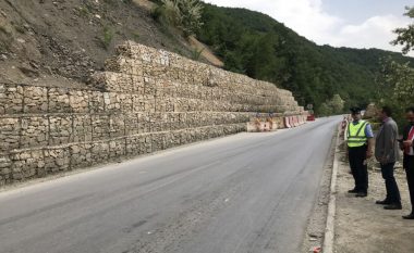 Ministria e Infrastrukturës njofton qytetarët për rrezik të rrëshqitjes së gurëve në rrugën Kaçanik-Hani i Elezit