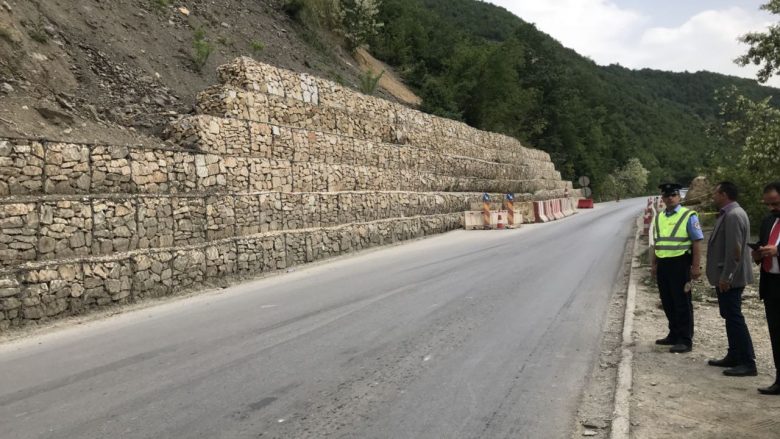 Ministria e Infrastrukturës njofton qytetarët për rrezik të rrëshqitjes së gurëve në rrugën Kaçanik-Hani i Elezit