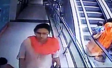 Çifti shpërqendrohet duke bërë selfie në shkallët elektrike, vajza 10-muajshe rrëshqet nga dora e nënës dhe humb jetën (Video, +18)